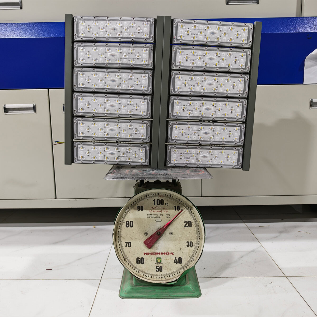 Đèn LED pha P01 (Khung xám) Module SMD 5050 Mẫu B - Công suất 600W - Ảnh 5